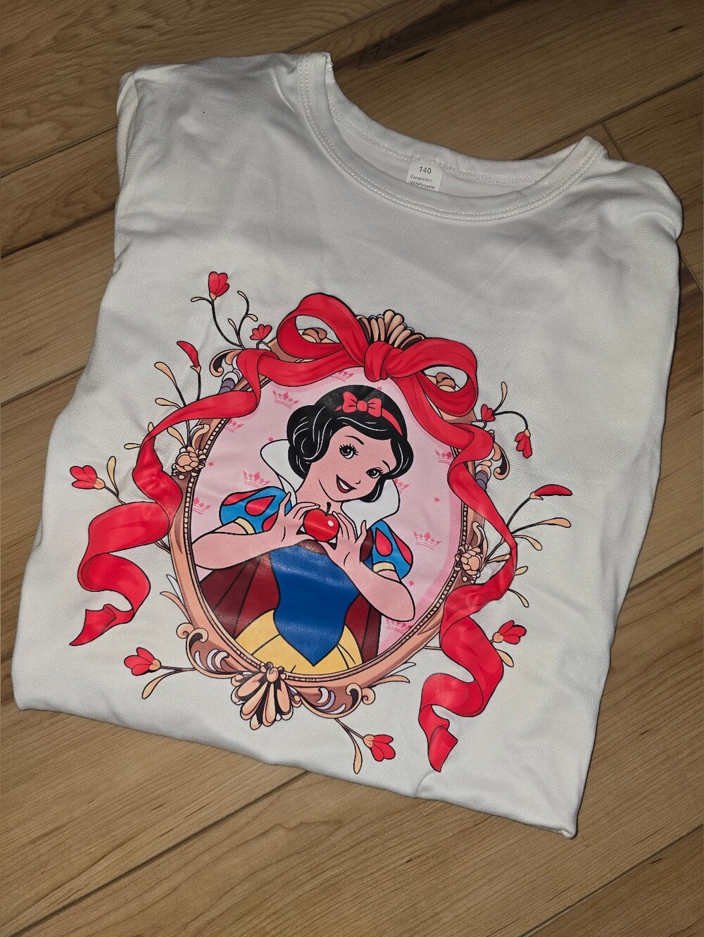 White Girls Graphic Tee with Red and Blue Snow White Print Size 9-10